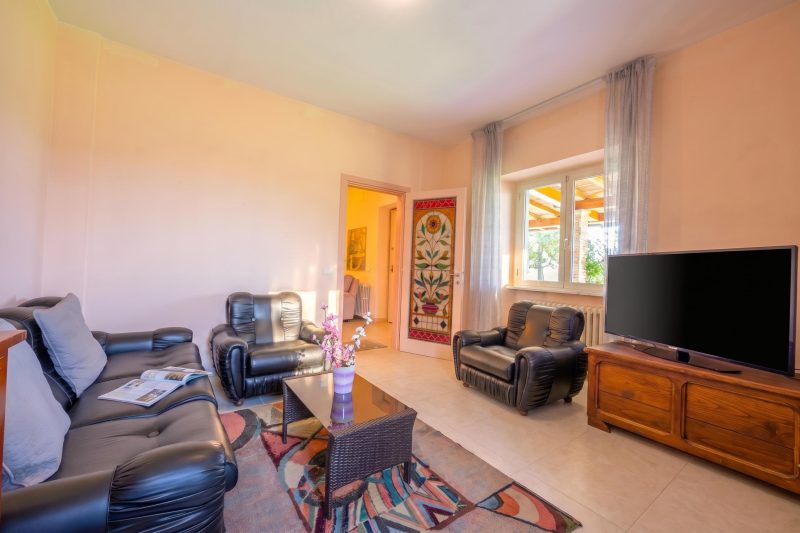 Villa Clara with Outdoor Jacuzzi few km from the Sea