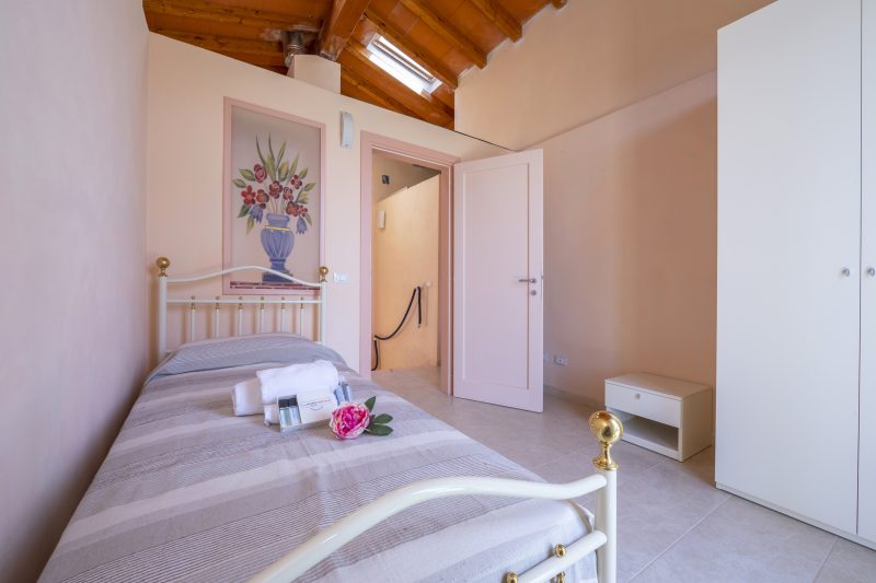 Villa Clara with Outdoor Jacuzzi few km from the Sea