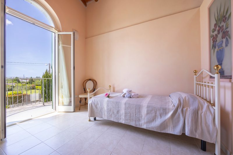 Villa Clara with Outdoor Jacuzzi few km from the Sea