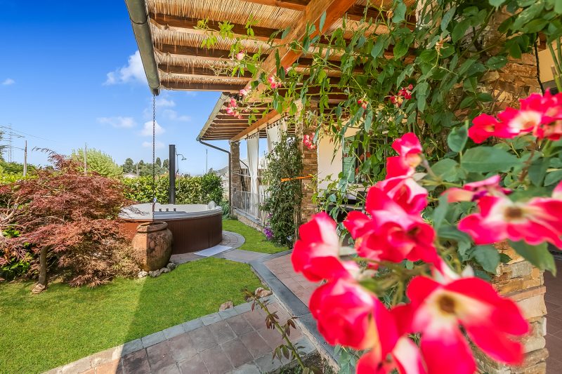 Villa Clara with Outdoor Jacuzzi few km from the Sea