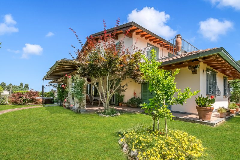 Villa Clara with Outdoor Jacuzzi few km from the Sea