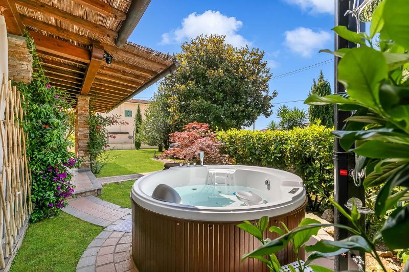 Villa Clara with Outdoor Jacuzzi few km from the Sea