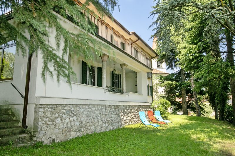 Villa Alberti 900m from Garda lake w/ Garden