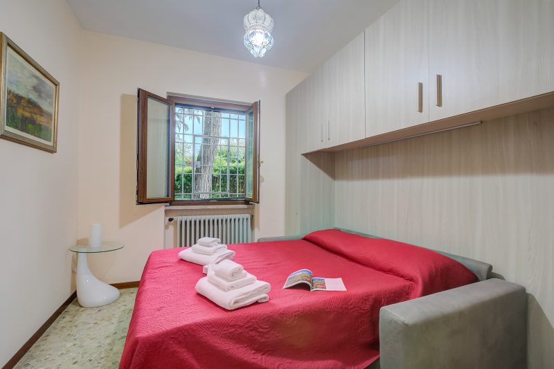Villa Alberti 900m from Garda lake w/ Garden