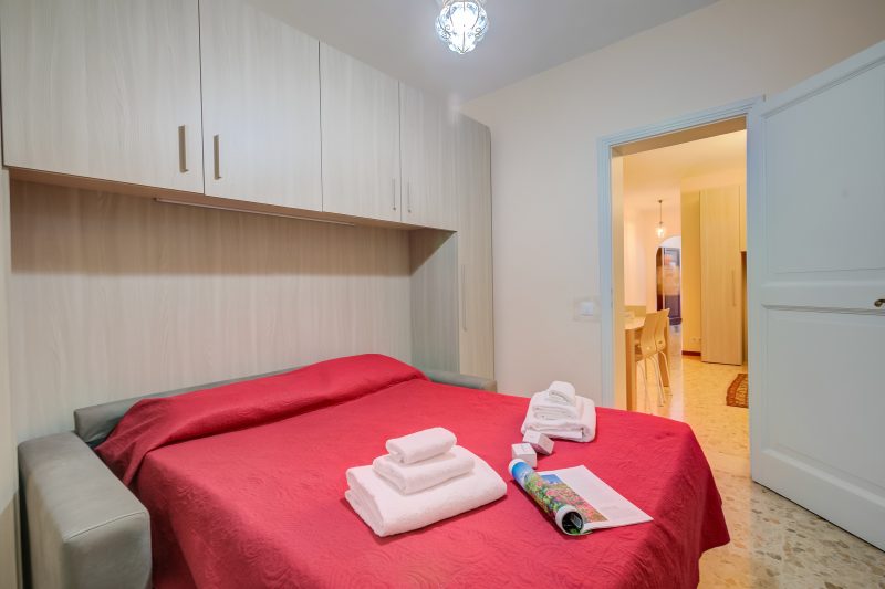 Villa Alberti 900m from Garda lake w/ Garden