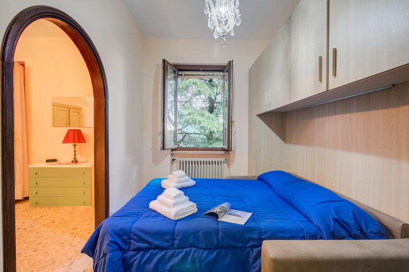 Villa Alberti 900m from Garda lake w/ Garden