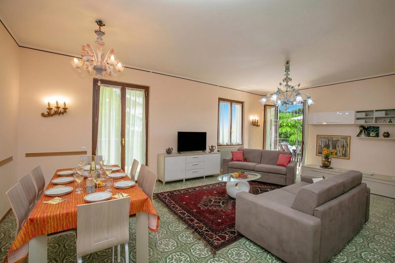 Villa Alberti 900m from Garda lake w/ Garden