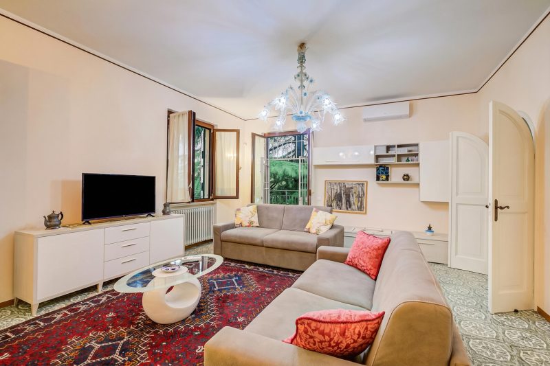 Villa Alberti 900m from Garda lake w/ Garden