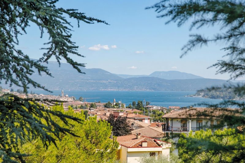 Villa Alberti 900m from Garda lake w/ Garden