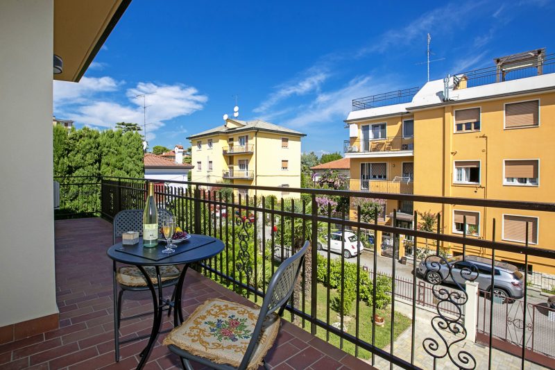 Villa Mimosa Near Desenzano Old Town Apt 2 Parking, A/C, WiFi