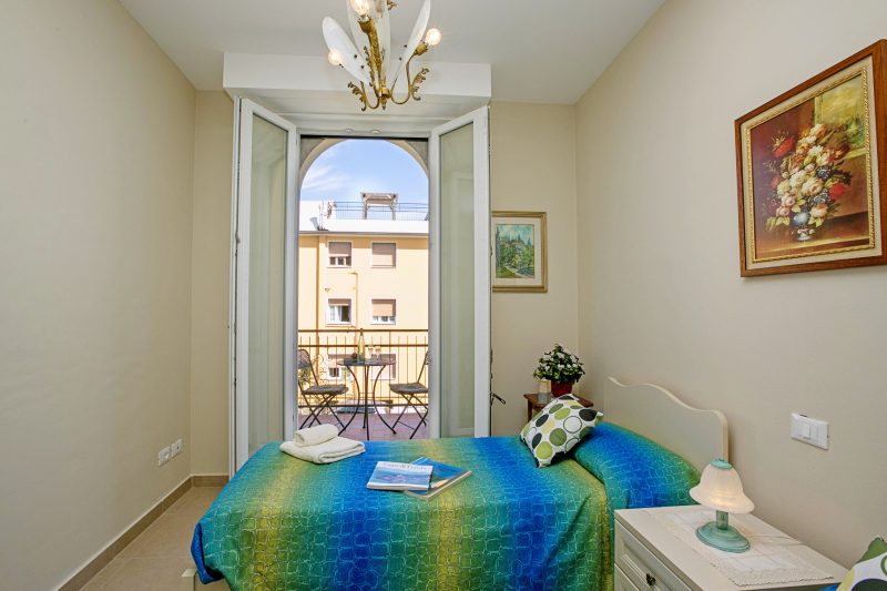 Villa Mimosa Near Desenzano Old Town Apt 2 Parking, A/C, WiFi
