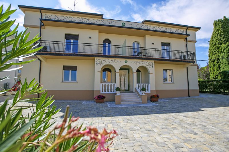 Villa Mimosa Near Desenzano Old Town Apt 2 Parking, A/C, WiFi