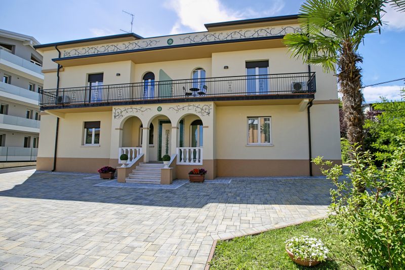 Villa Mimosa Near Desenzano Old Town Apt 2 Parking, A/C, WiFi