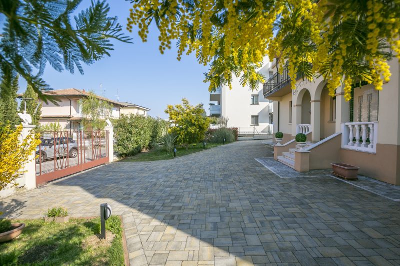 Villa Mimosa Near Desenzano Old Town Apt 2 Parking, A/C, WiFi