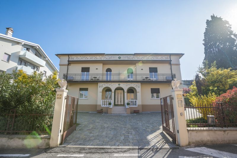 Villa Mimosa Near Desenzano Old Town Apt 2 Parking, A/C, WiFi