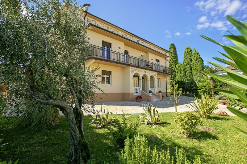 Villa Mimosa Near Desenzano Old Town Apt 2 Parking, A/C, WiFi