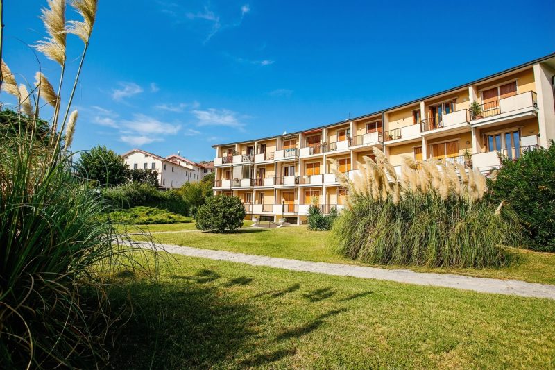Spiaggia Azzurro -lakeside with terrace