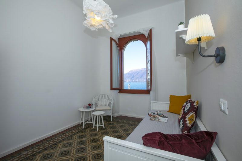 Residenza Gardenia - Lake View Balcony Apartment in Luino Center