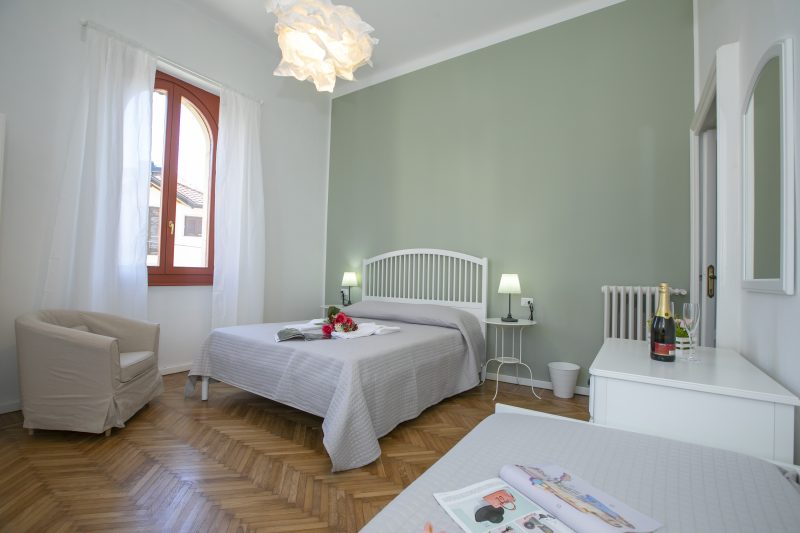 Residenza Gardenia - Lake View Balcony Apartment in Luino Center