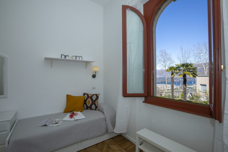 Residenza Gardenia - Lake View Balcony Apartment in Luino Center