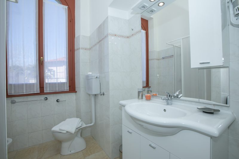Residenza Gardenia - Lake View Balcony Apartment in Luino Center