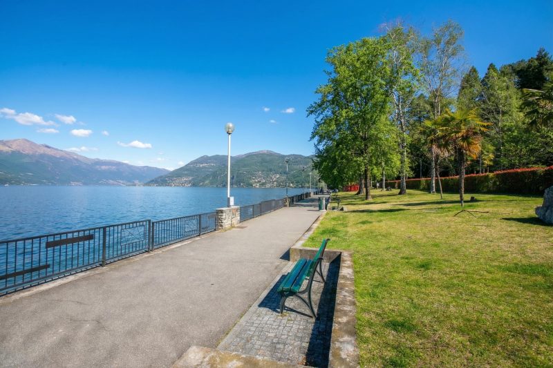 Residenza Gardenia - Lake View Balcony Apartment in Luino Center