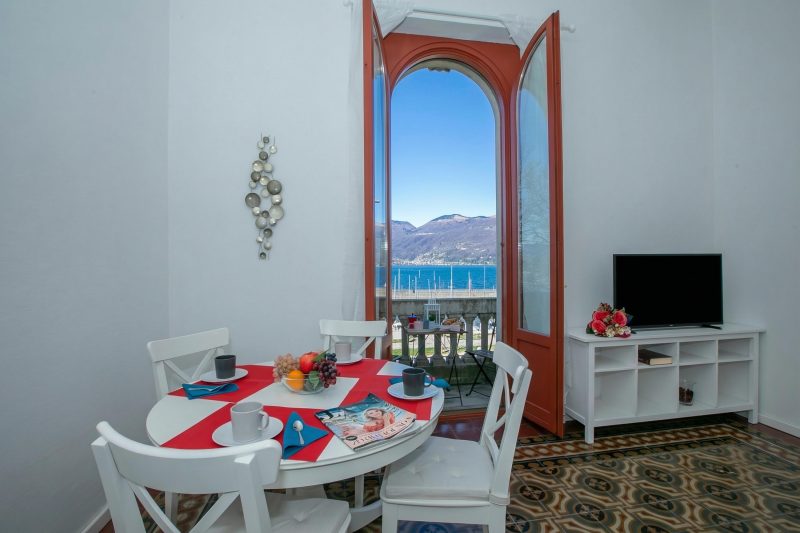 Residenza Gardenia - Lake View Balcony Apartment in Luino Center