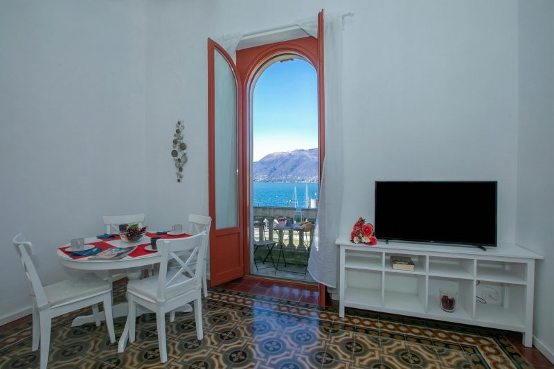 Residenza Gardenia - Lake View Balcony Apartment in Luino Center