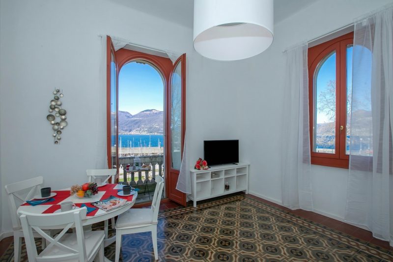 Residenza Gardenia - Lake View Balcony Apartment in Luino Center