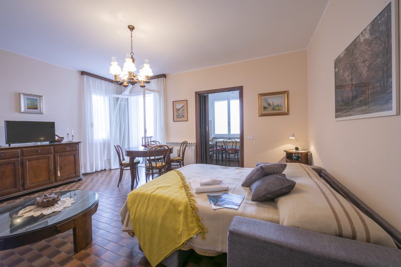 Nicoletta's Lake View with Balcony in Stresa
