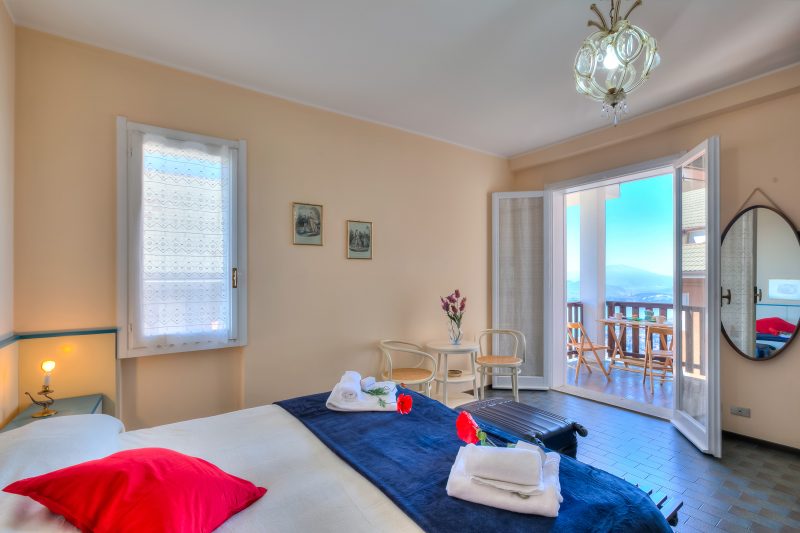 Nicoletta's Lake View with Balcony in Stresa