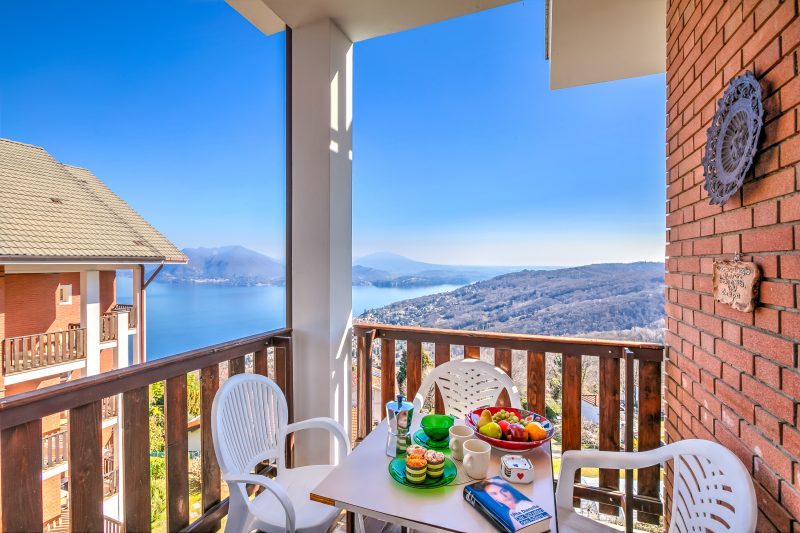 Nicoletta's Lake View with Balcony in Stresa