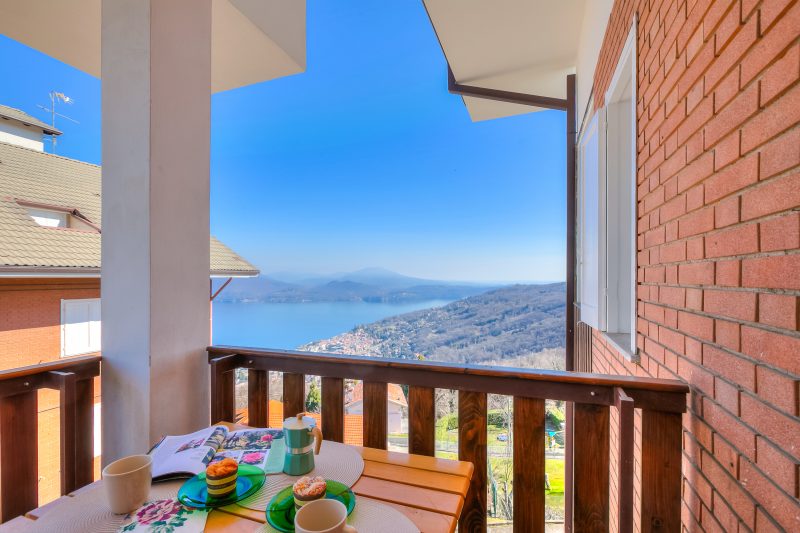 Nicoletta's Lake View with Balcony in Stresa