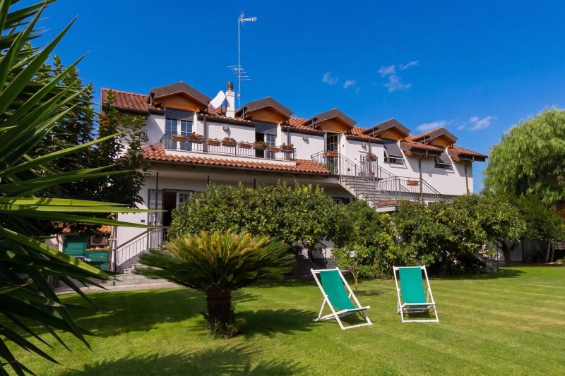 La Casetta Sull'Albero - with Balcony, Garden & Parking