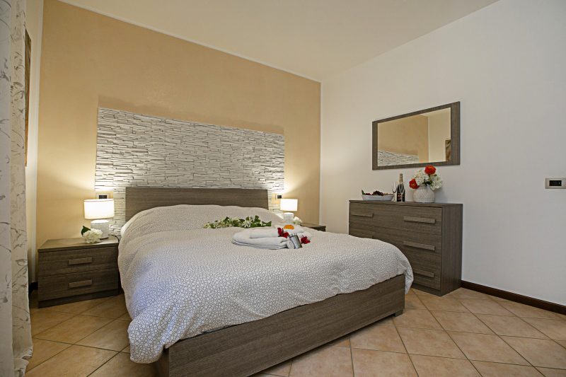 Borgo Degli Ulivi - 200m to the Lake with Shared Pool