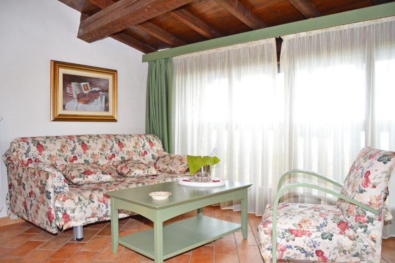 Liano Rosa-view lake & parking