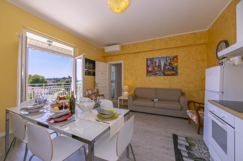 La Maison Fleurie Appt Giglio Walk to Beach for 6 A/C
