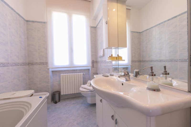 La Maison Fleurie Appt Giglio Walk to Beach for 6 A/C