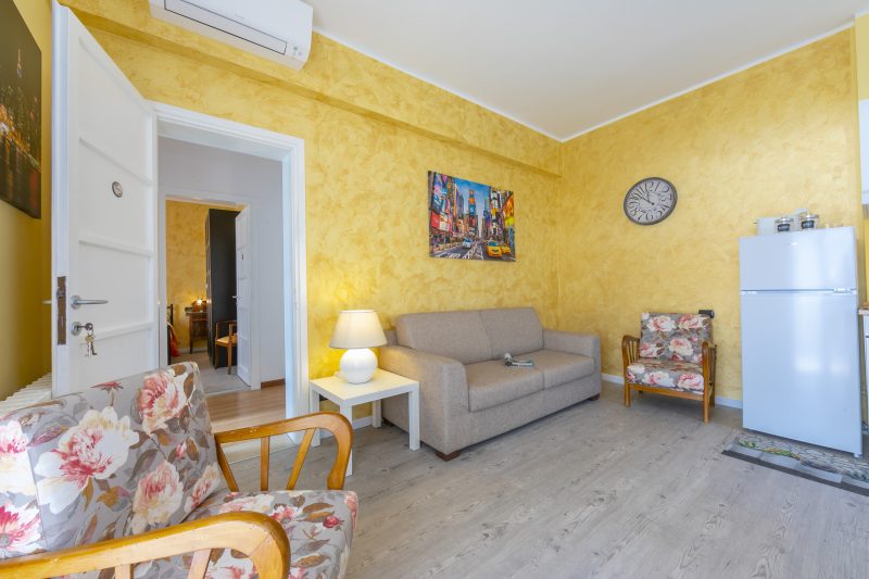La Maison Fleurie Appt Giglio Walk to Beach for 6 A/C