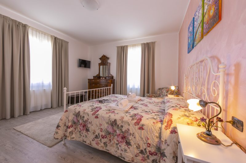 La Maison Fleurie Appt Giglio Walk to Beach for 6 A/C