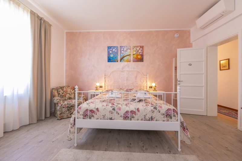 La Maison Fleurie Appt Giglio Walk to Beach for 6 A/C