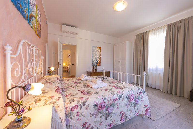 La Maison Fleurie Appt Giglio Walk to Beach for 6 A/C