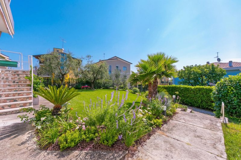 La Maison Fleurie Appt Giglio Walk to Beach for 6 A/C