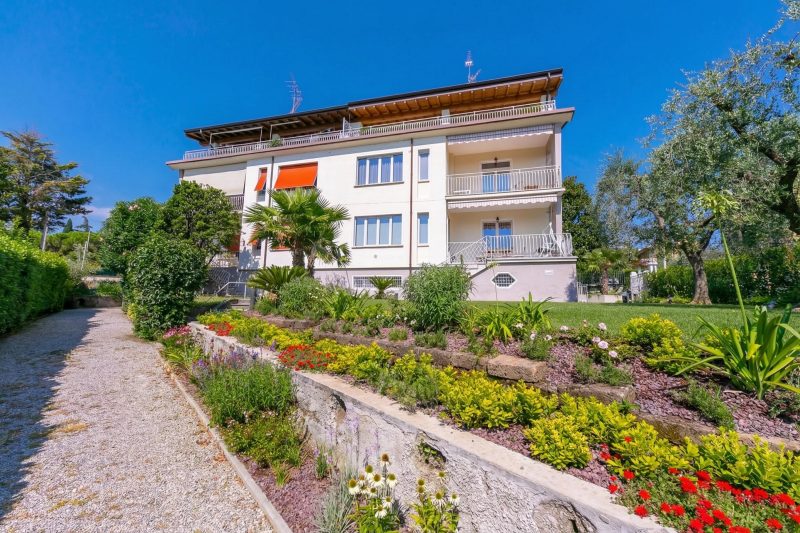 La Maison Fleurie Appt Giglio Walk to Beach for 6 A/C