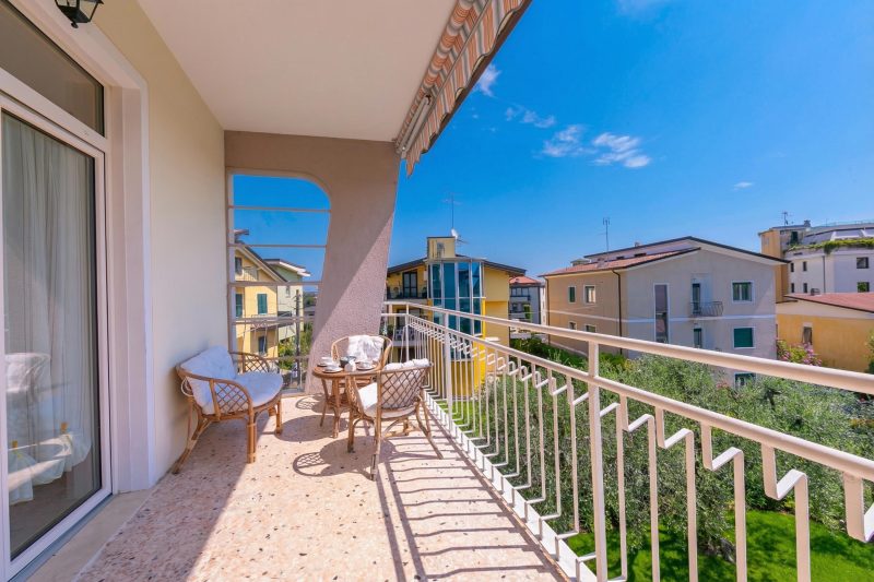 La Maison Fleurie Appt Giglio Walk to Beach for 6 A/C