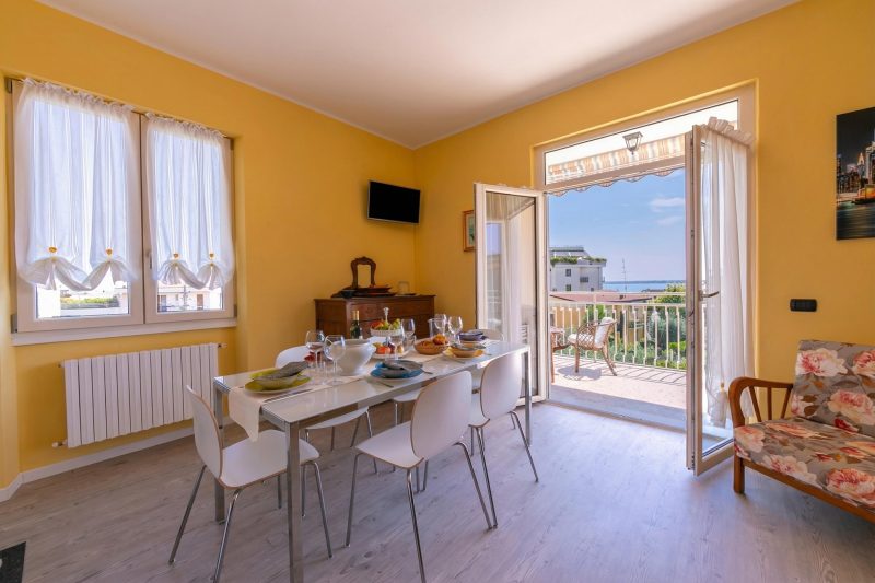 La Maison Fleurie Appt Giglio Walk to Beach for 6 A/C