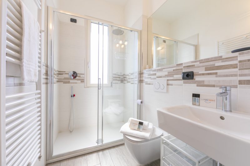 La Maison Fleurie Appt Giglio Walk to Beach for 6 A/C
