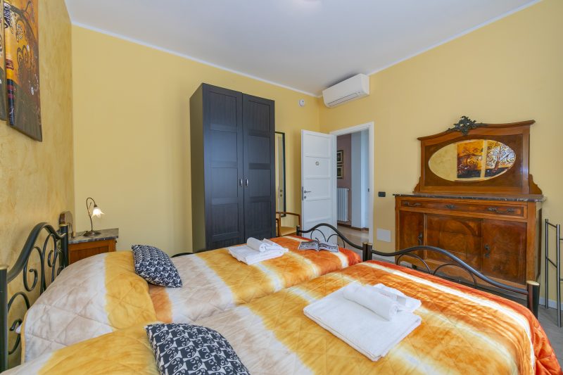 La Maison Fleurie Appt Giglio Walk to Beach for 6 A/C