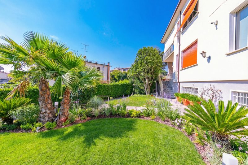 La Maison Fleurie Appt Giglio Walk to Beach for 6 A/C