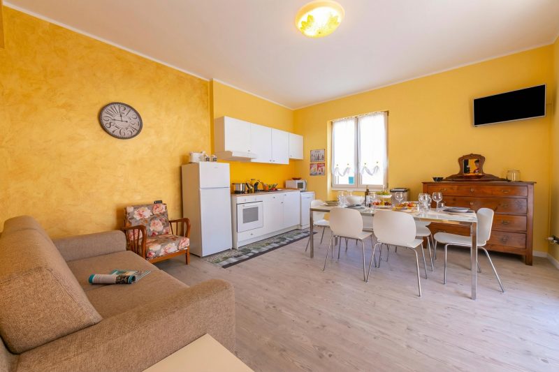 La Maison Fleurie Appt Giglio Walk to Beach for 6 A/C